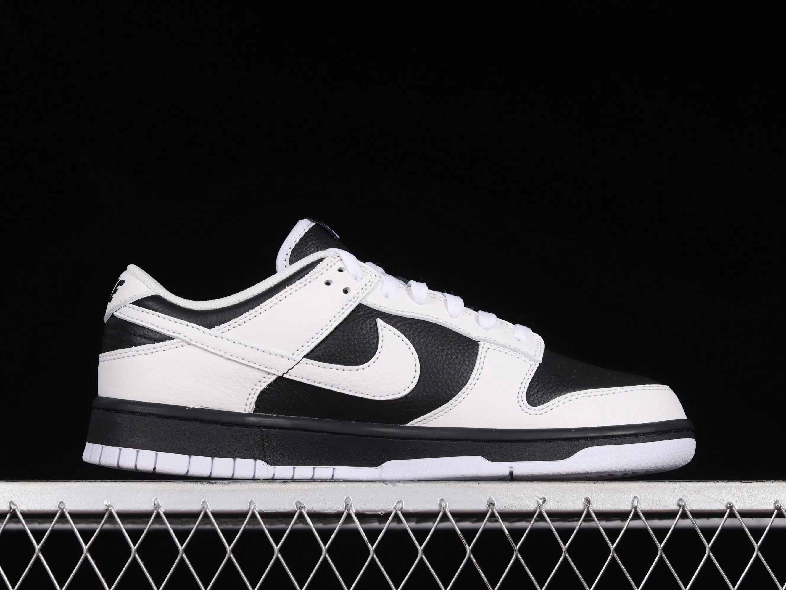 All Categories Nk SB Dunk Series Nk SB Dunk Low Low-top Sneakers C Version Nk Dunk Low "Reverse Panda" White and Black Reverse Panda SB Smashing Backboard Fashion Casual Sneakers FD9064-011